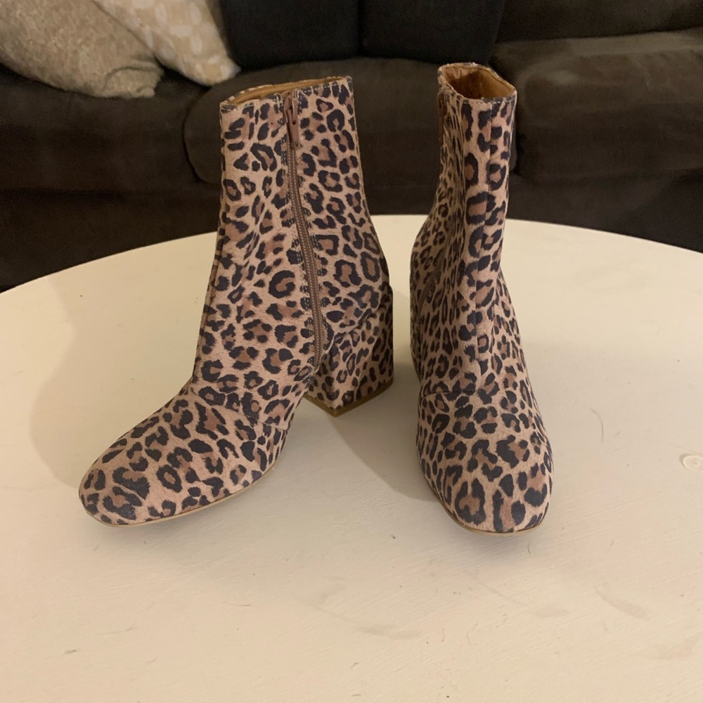 Free People booties. Never worn. Size 37 (US size 6)